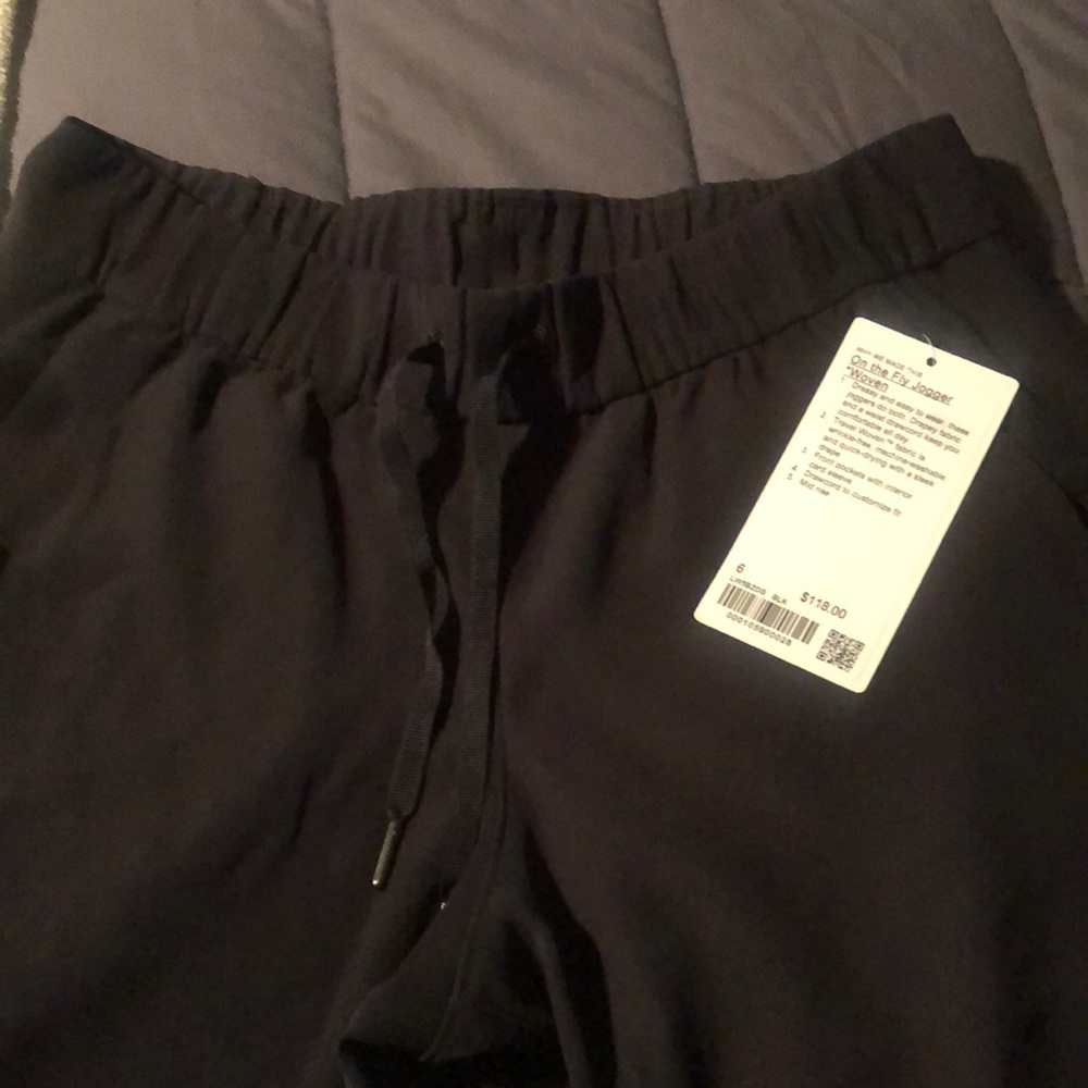 Lululemon “On the Fly Joggers” Size 6 black